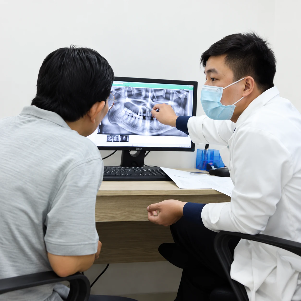 Bác sĩ thăm khám chẩn đoán cùng bệnh nhân trên màn hình CT 3D