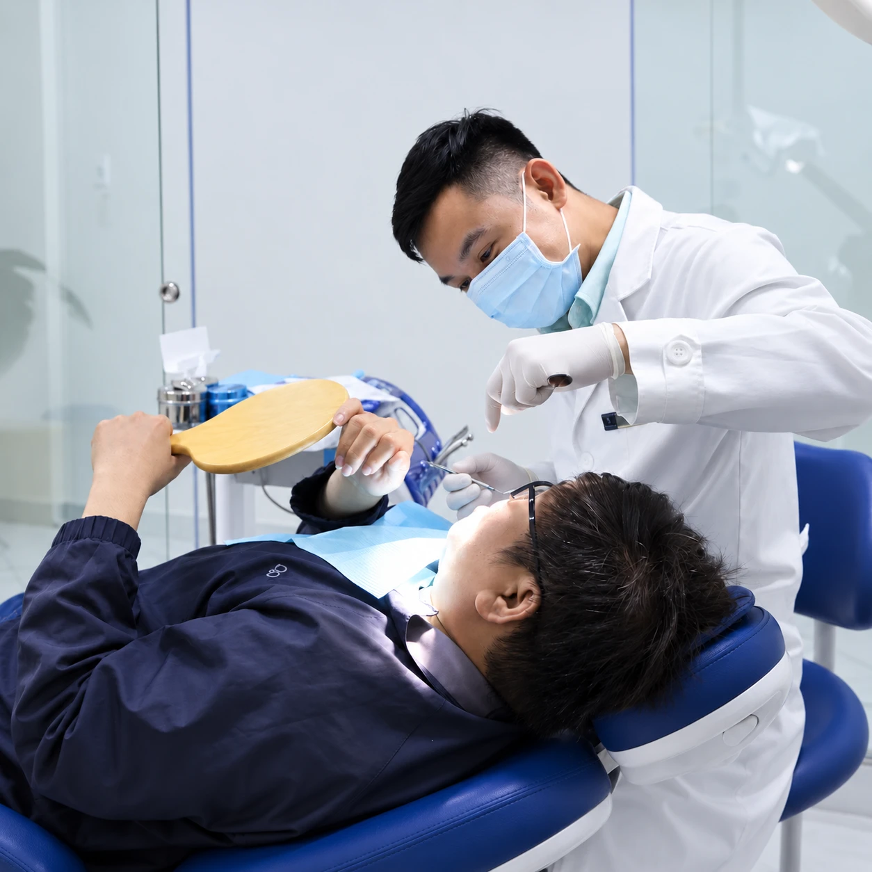 Điều trị cấy ghép êm ái trên ghế nha khoa hiện đại