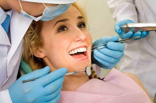 Nên kiếm tra định kỳ sau khi bọc răng sứ (ảnh minh họa) Nên kiếm tra định kỳ sau khi bọc răng sứ (ảnh minh họa)