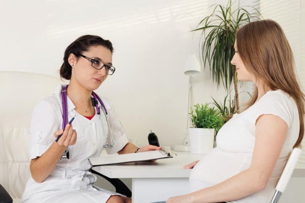 Thăm khám cẩn thận trước khi tiến hành bọc răng sứ Thăm khám cẩn thận trước khi tiến hành bọc răng sứ (ảnh minh họa)