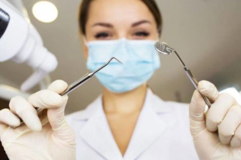 Bọc răng sứ thẩm mỹ mất thời gian bao lâu phụ thuộc vào tay nghề bác sĩ (ảnh minh họa)