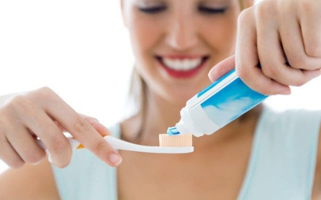 Vệ sinh răng miệng không đúng cách sau khi bọc răng sứ sẽ gây nên tình trạng hôi miệng (ảnh minh họa) Vệ sinh răng miệng không đúng cách sau khi bọc răng sứ sẽ gây nên tình trạng hôi miệng (ảnh minh họa)