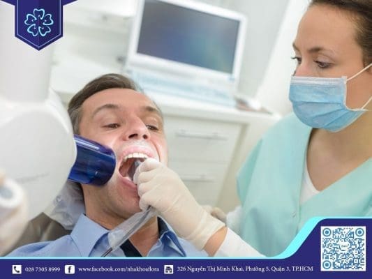 Sau khi làm răng sứ thẩm mỹ xuất hiện mùi hôi nên đến các nha khoa uy tín thăm khám và điều trị (ảnh minh họa) Sau khi làm răng sứ thẩm mỹ xuất hiện mùi hôi nên đến các nha khoa uy tín thăm khám và điều trị (ảnh minh họa)