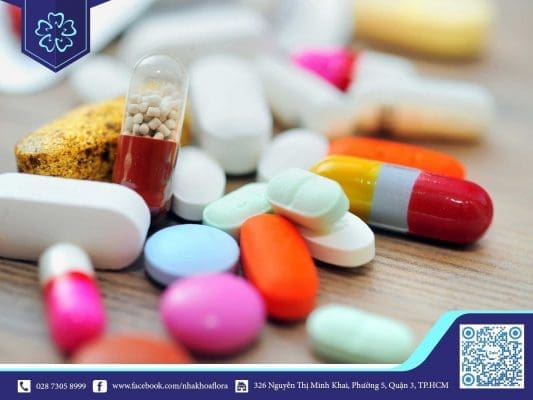 Nên uống thuốc theo đúng chỉ định của bác sĩ (ảnh minh họa) Chăm sóc răng Implant đúng cách