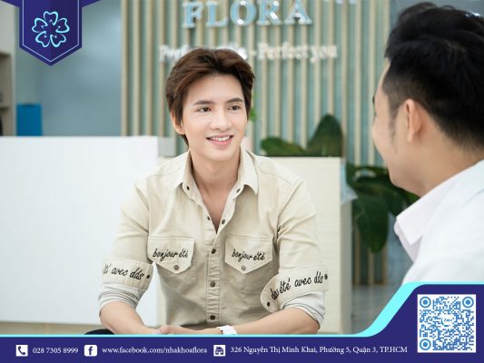 Bác sĩ Nguyễn Đắc Minh tư vấn khách hàng trước khi bọc răng sứ