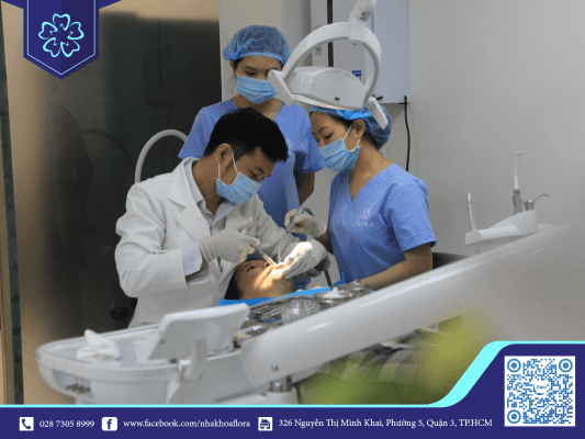 Bác sĩ Nguyễn Đắc Minh trồng răng giả bằng Implant cho khách hàng 