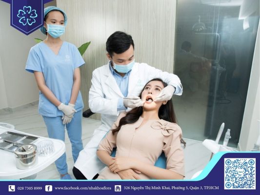 bac-si-tham-kham-truoc-khi-lam-rang-su Bác sĩ thăm khám trước khi làm răng sứ